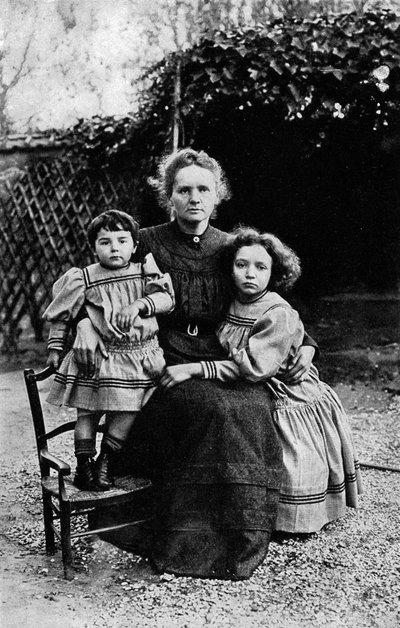 Marie Curie ja hänen tyttärensä Irene ja Eve tekijältä Unbekannter Künstler