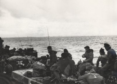 Marines of 41 (RM) Commando LCT (Landing Craft Tank) 532:ssa, lähestymässä Westkapellea laskeutumisen aikana Walcherenissä, Alankomaissa tekijältä Unbekannt