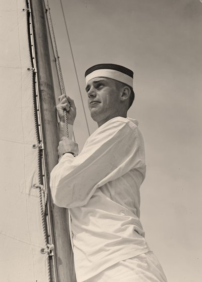 Midshipman nostamassa pääpurjetta, U.S. Naval Academy, Annapolis, Maryland. 1942 (kuva) tekijältä Unbekannt