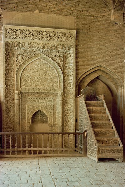 Mihrab (rukoustila) ja minbar (saarnatuoli) sulttaani Uljaitu huoneessa, luultavasti 1200-1300-luvulta (kuva) tekijältä Unbekannt