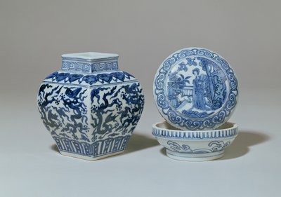 Ming-sinivalkoinen neliönmuotoinen kaidepurkki ja pyöreä laatikko, Chia Ching -kausi (1522-66) tekijältä Unbekannt