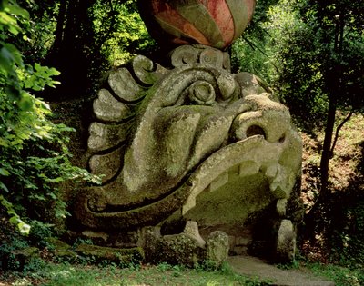 Fantastisen hirviön pään muotoisen luolan suu Orsinin herttuan vuosina 1550–1563 suunnittelemasta Parco dei Mostrin (hirviöpuisto) puutarhasta Giacomo Barozzi da Vignolan (kivi) suunnittelemiin (kuva) tekijältä Unbekannt
