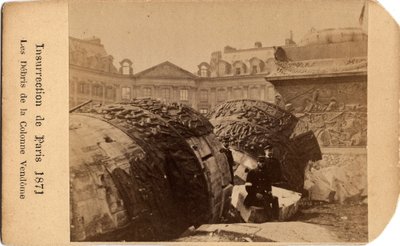 Pariisin kunta (1871): kaksi kuntalaista poseeraa Pariisin Place Vendome -aukion pudonneen pylvään jäännösten lähellä. Anonyymi valokuvaus. Himmeä. 10,5x6,4 cm tekijältä Unbekannt