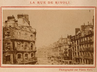 Pariisin kunta (1871): näkymä Rue de Rivolin palorakennuksista Pariisissa toukokuussa 1871. Valokuva Pierre Pepetitista. Tulostus kartongille, himmennys. 9x5,4 cm tekijältä Unbekannt