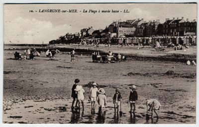 Normandia, Calvados (14), Langrune sur Mer (Langrune-sur-Mer): ryhmä lapsia, jotka leikkivät rannalla mareee matalalla Postikortti 1800-luvun loppu - 1900-luvun alku tekijältä William M. Timlin