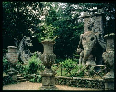 Yksi Hannibalin norsuista ja lohikäärme taistelee leijonan kanssa, veistoksia Parco dei Mostrin (Hirviöpuisto) puutarhoista, jotka Orsinin herttua rakennutti vuosina 1550–1563, Giacomo Barozzi da Vignolan (1507–73) suunnitelmiin (kivi) (kuva) (katso lisäti tekijältä Unbekannt