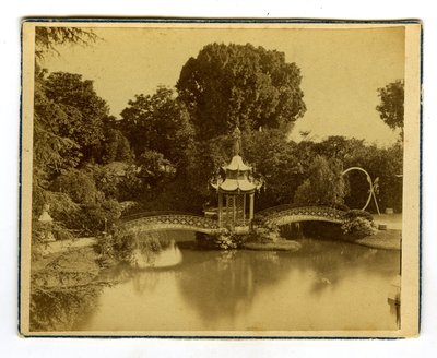 Orleans, Loiret (45), Centre, Ranska, Paviljonki ja kiinalainen silta Orleansin puistossa. tekijältä Unbekannter Künstler