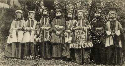 Osetini-naiset perinteisissä asuissa Vähemmistöryhmä Neuvostoliitossa tekijältä Benjamin Baud
