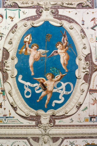 Ovaali, joka kuvaa kolme puttia (1560), yksityiskohta Hall of Grotesques -katosta, Della Mantan linna, Manta (Cuneo), Piemonte, Italia tekijältä William M. Timlin