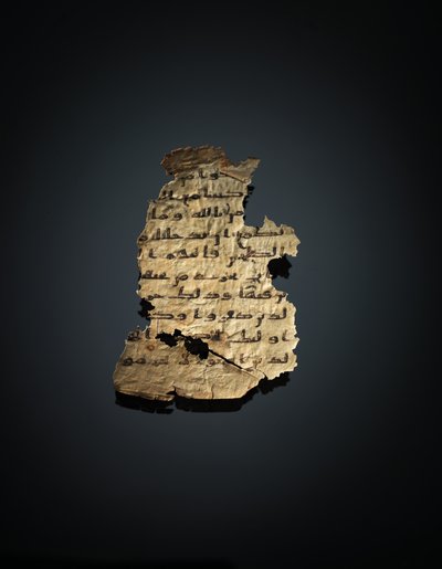Sivu tallentamattomasta Koraanin palimpsestista, joka on kopioitu aikaisempaan koptilaiseen Raamattuun, luultavasti Egyptissä, noin 800-luvulla (muste persulla) tekijältä Unbekannt