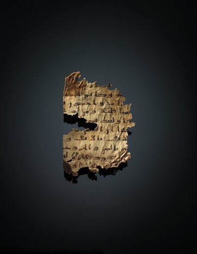Sivu tallentamattomasta Koraanin palimpsestista, joka on kopioitu aikaisempaan koptilaiseen Raamattuun, luultavasti Egyptissä, noin 800-luvulla (muste persulla) tekijältä Unbekannt