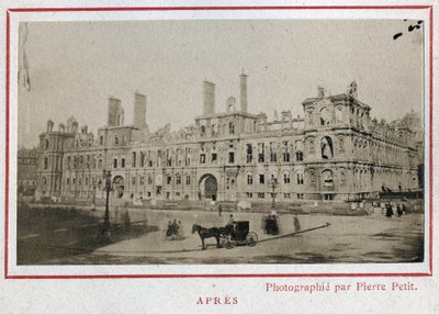 Paris Commune (1871): näkymä Hotel de Villesta Pariisissa sen tulipalon jälkeen toukokuussa 1871. Valokuva Pierre Pepetitista. Tulostus kartongille, himmennys. 9x5,4 cm tekijältä Unbekannt