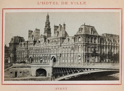 Paris Commune (1871): näkymä Hotel de Villesta Pariisissa ennen sen tulipaloa toukokuussa 1871. Valokuva Pierre Pepetitista. Tulostus kartongille, himmennys. 9x5,4 cm tekijältä Unbekannt