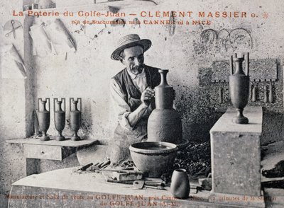 Postikortti, jossa Clement Massier (1844-1917), Poterie de Golf-Juanin mestari, työskennellyt studiossaan Ranskassa 1900-luvulla tekijältä William M. Timlin