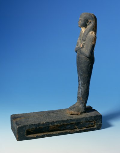 Ptah-Sokar-Osiris-hahmo, kolmiosainen peruukki ja ristissä olevat kädet suorakaiteen muotoisella jalustalla, jossa on osa papyrusta (katso 83304), egyptiläinen, 21.–22. dynastia, noin 900 eKr. (puuta) (katso yksityiskohdat 83306) tekijältä Unbekannt