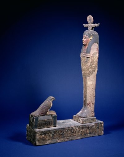 Ptah-Soker-Osiris-hahmo seisoo laatikkojalustalla sarkofagia päin ja Horus-haukka, hautausesine, egyptiläinen, Ptolemaios-kausi, n. 200 eaa (monivärinen puu) tekijältä Unbekannt