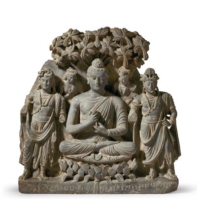 Buddha Shakyamunin ja bodhisattvojen kohokuviokolmio, 3.-4. vuosisata (harmaa liuske) tekijältä Unbekannter Künstler
