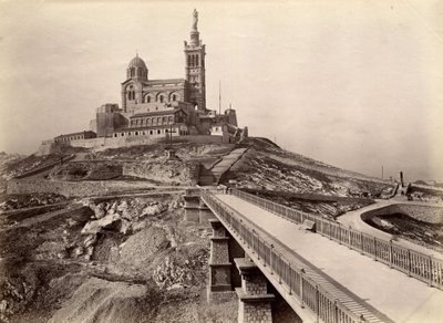 Uskonnollinen arkkitehtuuri: ulkokuva Notre-Dame-de-la-Garden basilikasta (Notre-Dame-de-la-Garde), jota kutsutaan myös "hyväksi äidiksi" (1853-1864), rakennettu arkkitehti Henry Esperandieun (1829) suunnitelmien mukaan -1874). Marseille, Bouches du Rhone  tekijältä William M. Timlin