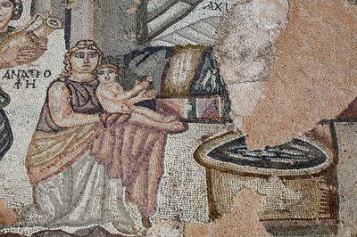 Esitys vastasyntyneestä Akhilleuksesta sairaanhoitajansa Anatrofen ja Ambrosian kanssa, jumalien ruoan ja kuolemattomuuden symboli, joka tuo vettä kultaiseen purkkiin - Yksityiskohta paneelista, joka edustaa Akilleuksen ensimmäistä kylpyä - Pafoksen mosaii tekijältä Unbekannt
