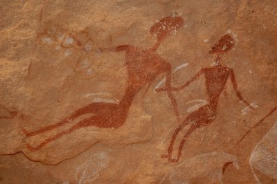Kalliotaide, esihistoria: Yksityiskohta kalliomaalauksesta, jossa on kaksi hahmoa koristeellisessa suojissa Uweinatin vuoristossa, Egyptissä. (Ajanjakso 8000-3000 vuotta eKr.). Valokuvaus tekijältä Unbekannt