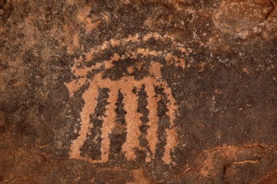 Kalliotaide, esihistoria: Oryx-antiloopin kaiverrus Uweinatin vuoristossa, Egyptissä. (Ajanjakso 8000-3000 vuotta eKr.). Valokuvaus tekijältä Unbekannt