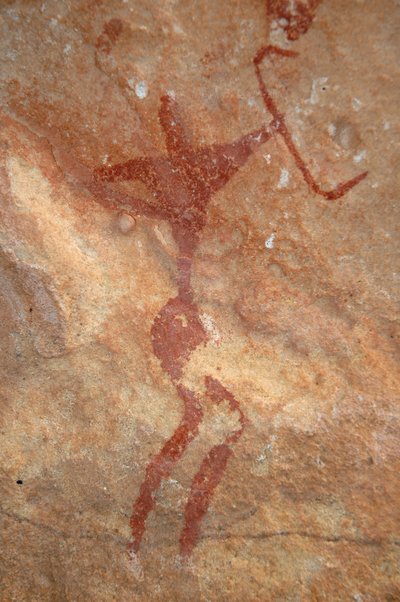 Kalliotaide, Esihistoria: Hahmon (jousiampujan) maalaus koristeellisessa suojissa Uweinatin vuoristossa, Sudanissa (Karkur-Talh tai Karkur Talh). Ajanjakso 8000-3000 vuotta eKr. Valokuvaus tekijältä Unbekannt