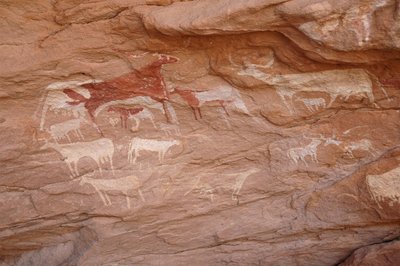 Kalliotaide, esihistoria: Maalaus karjajoukosta koristeellisessa suojissa, Uweinatin vuoristossa, Sudanissa (Karkur-Talh tai Karkur Talh). Ajanjakso 8000-3000 vuotta eKr. Valokuvaus tekijältä Unbekannt