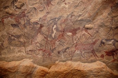 Kalliotaide, esihistoria: Kalliomaalaus karjaryhmästä ja monivärisistä hahmoista koristeellisessa suojissa Uweinatin vuoristossa, Sudanissa. Ajanjakso 8000-3000 vuotta eKr. Valokuvaus tekijältä Unbekannt