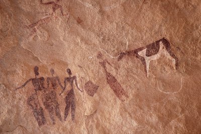 Kalliotaide, esihistoria: Kalliomaalaus hahmoryhmästä ja kaksisävyisestä lehmästä, jolla on suuret sarvet koristeellisessa suojissa Uweinatin vuoristossa, Egyptissä. (Ajanjakso 8000-3000 vuotta eKr.). Valokuvaus tekijältä Unbekannt