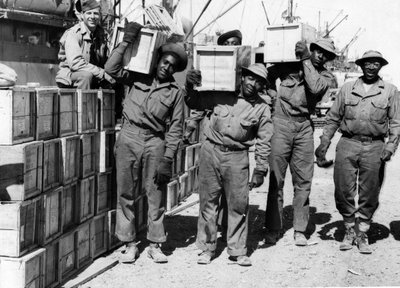 Toinen maailmansota (1939-1945) - Lähi-itä huhtikuu 1943: Satamassa Yhdysvaltain armeijan satamapataljoonan jäsenet muodostavat afroamerikkalaisia purkaa sotilasvarusteita. tekijältä Unbekannt