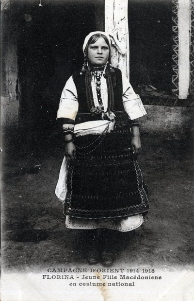 Serbia, Florina: Makedonian tytön muotokuva kansallispuvussa - Postikortti 1914-1918 tekijältä William M. Timlin