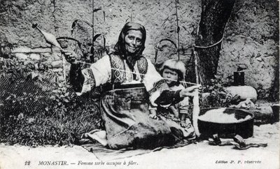 Serbia, Monastir: Serbialainen nainen, joka on kiireinen juoksu, Monastir on nimeltään desormais Bitola ja sijaitsee Makedoinassa - Postikortti 1914-1918 tekijältä William M. Timlin