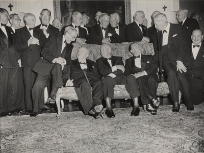 Sir Winston Churchill ja Dwight D. Eisenhower illallisella Winfield Housessa, Yhdysvaltain suurlähettilään kotona Lontoossa tekijältä Unbekannter Künstler