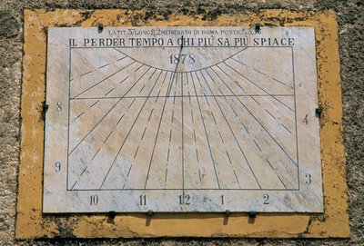 Aurinkokello, Maria Santissima Assuntan kirkon sivuseinä, Palazzo Adriano, Sisilia, Italia tekijältä Benjamin Baud