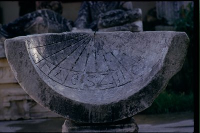 Aurinkokello, jossa on omistus Caracallalle ja hänen äidilleen Romanille, n. 212-218 jKr (kuva) (katso myös 11584) tekijältä Unbekannt