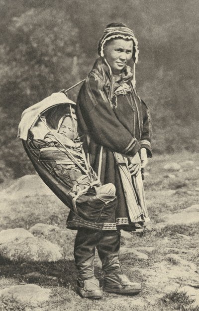Ruotsi. Lapin nainen kantaa lastaan poron ihon kehdossa. 1920 tekijältä Unbekannt