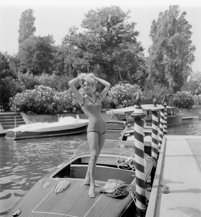 NÄYTTÄJÄ NADINE DUCA VENETSIAN LIDOLLA - 1960 tekijältä Unbekannt