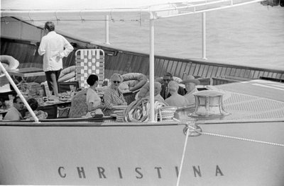 LAIVANRAKENTAJA ARISTOTELIS (aristotees) ONASSIS JA VALTIOmies WINSTON CHURCHILL VAIMOnsa kanssa VENETSIASSA "" CHRISTINA "" VENETSIASSA - 1960 tekijältä Unbekannt
