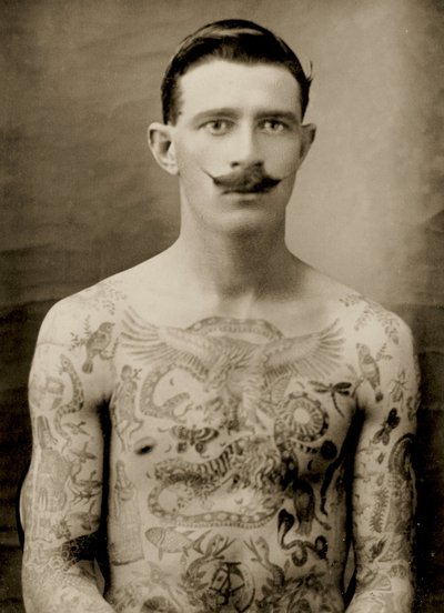 Tatuoitu brittiläinen merimies Suuren sodan aikana 1914-18 (etukuva) (s/w-kuva) (katso myös 473189) tekijältä Unbekannter Künstler