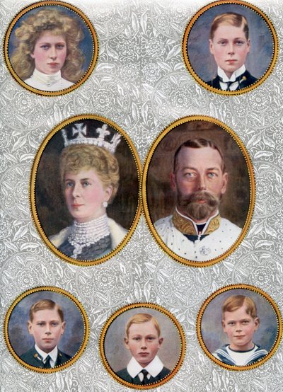 Britannian kuninkaallinen perhe vuonna 1910. Ylhäältä vasemmalta prinsessa Mary, kuninkaallinen prinsessa ja Harewoodin kreivitär,1897 1965. Walesin prinssi, myöhemmin Edvard VIII tekijältä Unbekannter Künstler