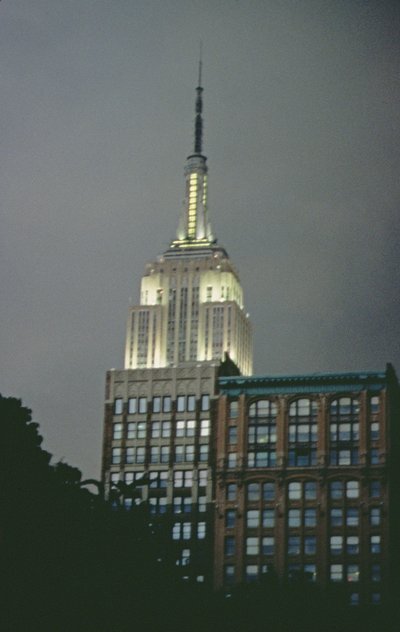 Empire State Building yöllä (kuva) tekijältä Unbekannt
