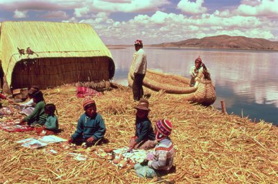 Uros-kansan kelluvat saaret (kuva) tekijältä Unbekannt