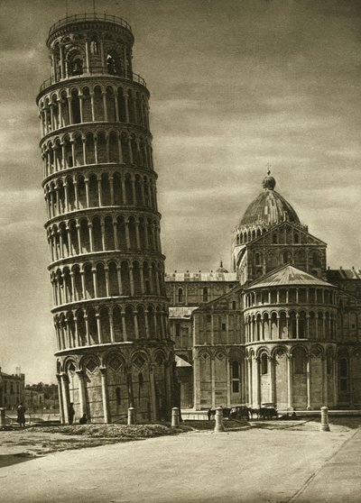 Pisan kupolin (duomo) kalteva torni ja apsidi vuonna 1925 tekijältä Unbekannt