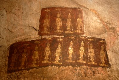Theravada-buddhalaisuus; vanha seinämaalaus; seisova Buddha Shakyamuni; Mudra; Varada; toiveiden toteuttamisen ele; Tham Pa luola; Nong Thangissa; Xieng Khouangin maakunnassa; Laos; Kaakkois-Aasia; Aasia tekijältä Unbekannter Künstler