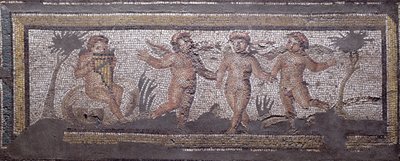 Kolme tanssivaa puttia ja yksi soittamassa pannupilliä, vuodenaikoja kuvaavan mosaiikkipäällysteen reunayksityiskohta ja metsästyskohtaukset Constantinian Villasta Daphnessa, Roomassa, n. 325-330 jKr (marmori, kalkkikivi ja lasimosaiikki) tekijältä Unbekannt