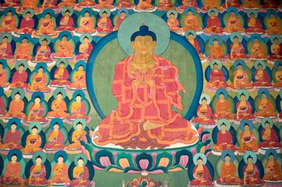 Tiibetin buddhalaisuus; seinämaalaus; meditoiva Buddha; monet pienet buddhat; Chemre Gompa luostari; Chemrey; Ladakhin alue; Jammu ja Kashmir; Intia; Etelä-Aasia; Aasia tekijältä Unbekannt