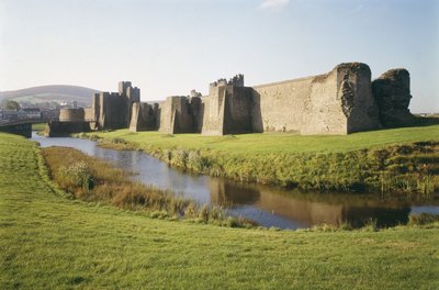 Näkymä Caerphilly Castle, Glamorgan, Wales, rakennettu 1268-77 (kuva) tekijältä Unbekannt