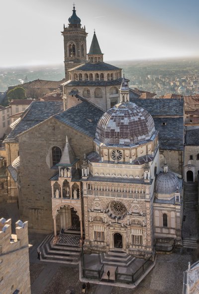 Näkymä Piazza Duomolle, Bergamo Alta, Italia (kuva) tekijältä Unbekannter Künstler