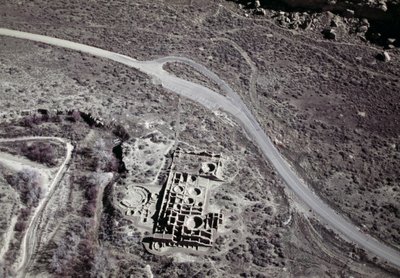 Näkymä muinaisesta Anasazin asutuksesta, Chacon raunioiden kulttuurikansallispuistosta, Chaco Canyonista, New Mexicosta, Amerikan yhdysvalloista, Anasazin sivilisaatiosta tekijältä Benjamin Baud