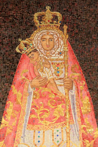 Neitsyt ja lapsi. Espanja. Marian ilmestyksen basilika, Nasaret, Israel tekijältä Unbekannt
